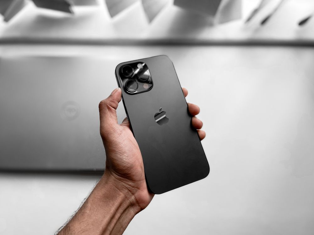 Tangan memegang smartphone modern