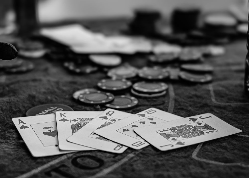 Kartu dan chip poker dalam foto hitam putih