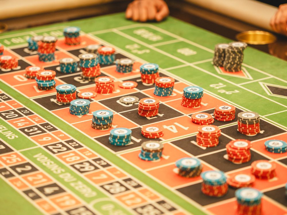 Meja roulette dengan tumpukan chip kasino