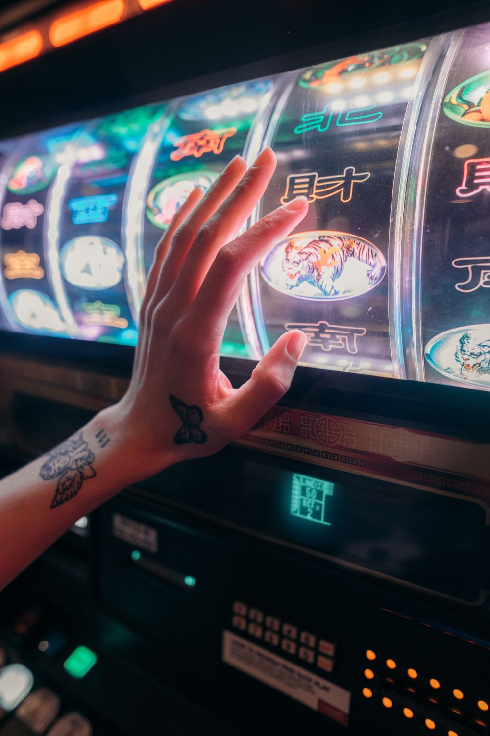 Tangan pemain di depan mesin slot