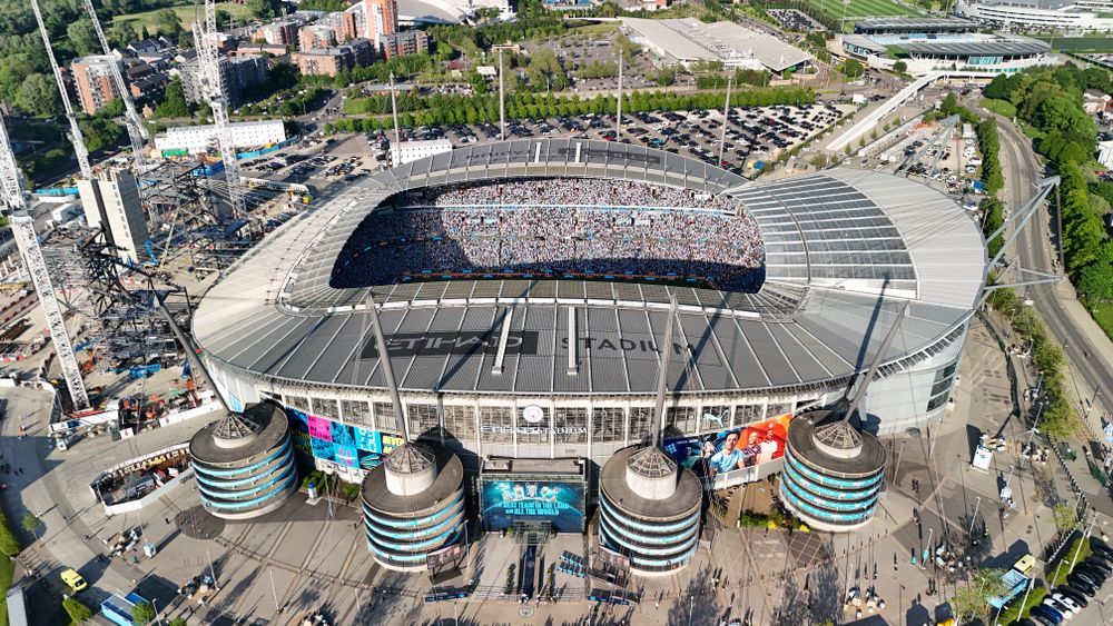 Stadion sepak bola modern dengan lampu sorot menyala
