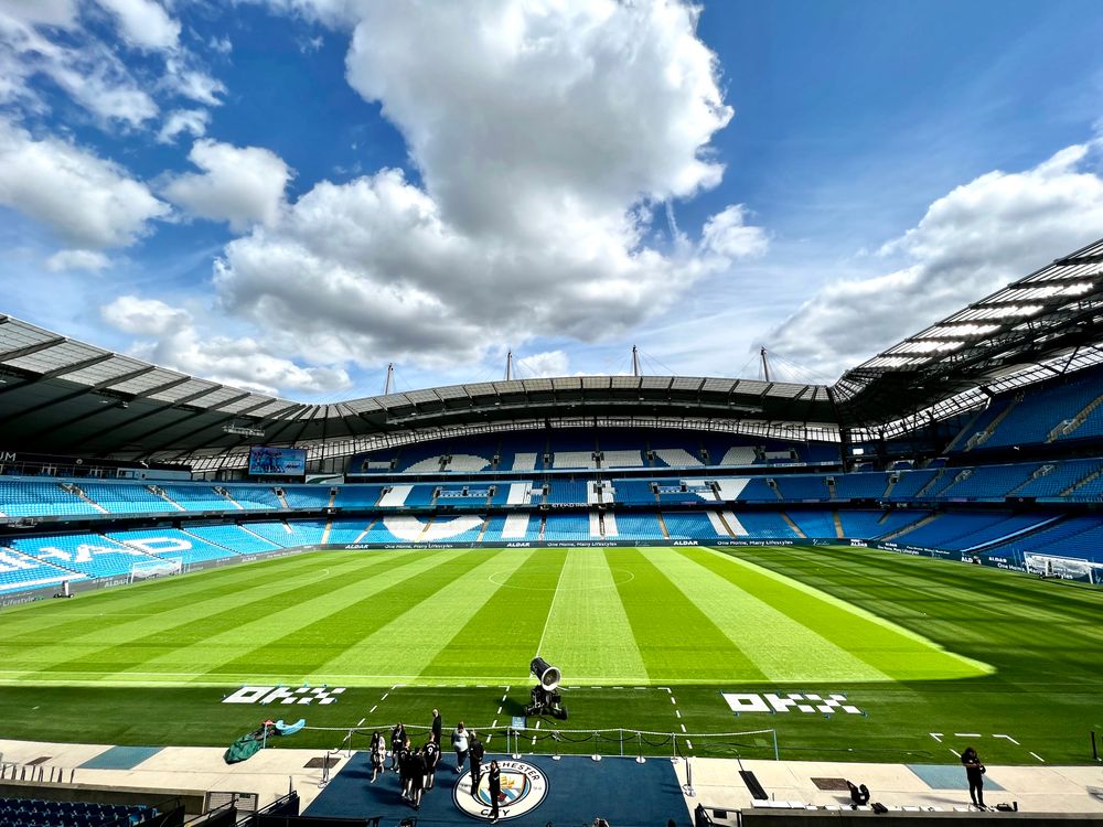 Lapangan sepak bola hijau dengan lampu stadion